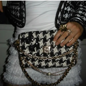 Väska med kedjor och rosetter - Karl.L Bag 🍸🐈‍⬛ Stolek: S Pris: 399kr Skick: mycket bra