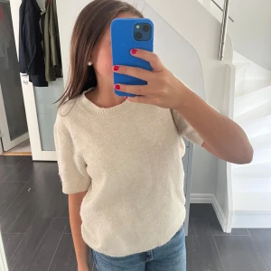 stickad t shirt - Stickad tshirt med lite mer puffiga armar