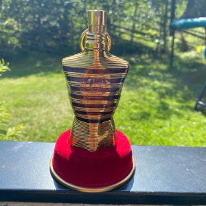 JPG Elixir - Säljer nu min JPG Elixir då jag rensar bland min kollektion. Kommer med full presentation. Ca 30-35 ml kvar. Tar emot byten så de är bara att skriva, mest intressant i att byta mot är SWY Intensley, PDM Sedley, men det är bara att ge förslag