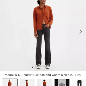 Levis jeans  - Säljer mina ”superlow bootcut jeans” från Levis i färgen black. Säljer pågrund av att jag tyckte att de va för korta för mig!! Nypris 919kr