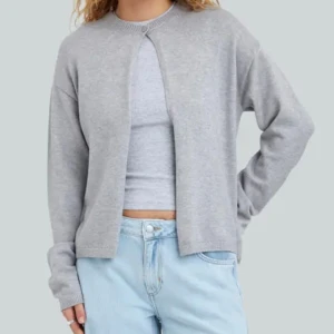 bikbok cardigan - säljer denna jättefina och populära koftan som är helt slutsåld på bikboks hemsida och går inte att köpa längre🩷den är i fint skick men har blivit lite nopprig (som mest på insidan där det ej syns, se bild 3 och det går att ta bort). storlek XS🫶