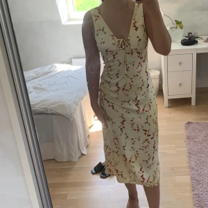 Superfin sommarklänning  - Jättefin sommarklänning i jättebra skick som jag säljer då den inte passade mig. Mer gul i verkligheten än på bilderna🌼