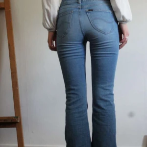 Lee jeans bootcut - Ett par bootcut Lee jeans i storlek 26 (midjemått rakt över: 33 cm och innerbenslängd: 78 cm)