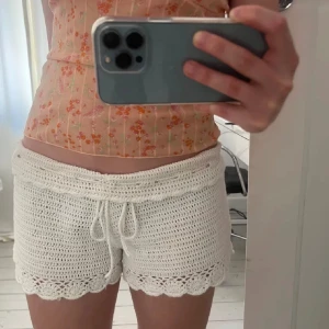 Säljer virkade shorts💗 - Köptes här på plick för 200kr, tyvärr är dom förstora för mig, det går att vika ner kanten så dom blir lågmidjade🩷 superfint skick 