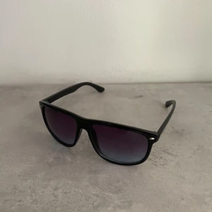 Solglasögon  - Rayban boyfriend liknande solglasögon! Det är samma modell och passform som rayban boyfriend fast utan loggan. Skriv gärna för fler frågor🙌