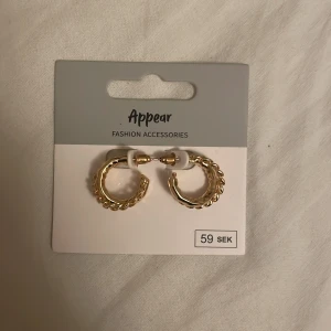 Örhängen - Guldfärgade örhängen🫶🏻