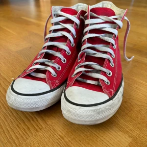 Converse - Fina converse som bara har använts några gånger! Kan mötas upp i Stockholm 