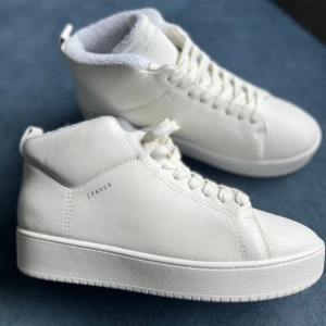 Helt nya sneakers från Copenhagen Studios - Aldrig använda. Kända som de skönaste sneakersen som finns på marknaden.  Lite högre i skaftet  Nypris 2599:-