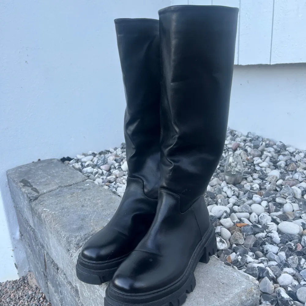 snygga höga boots i storlek 38, endast använda 2 gånger . Skor.