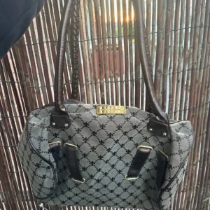 Friis & Company väska - Väskan har aldrig kommit till användning så den är aldrig använd. köpt secondhand. är öppen för förhandling och man får pruta🤍 lite extra info: 35cm på bredden, 22cm på höjden. ett stort fack och två mindre. kom privat för fler frågor🤍