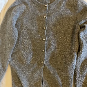 stickad kofta - Nopprig därför jag säljer den så billigt men annars i bra skick!!💞