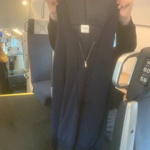 Kaschmir hoodie  - Jätte bra skick användes inte för att jag gillade inte den. Large men passar Medium lika bra. Förhandla funkar bra