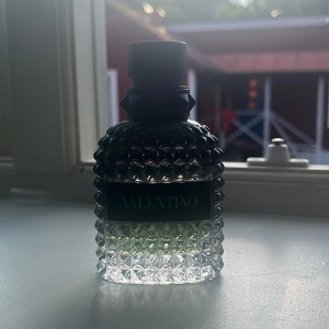 Valentino green stravaganza - Säljer min valentino pga har tröttnat på den den passar bara till alla tillfällen och året om Ordinarie pris 700:-