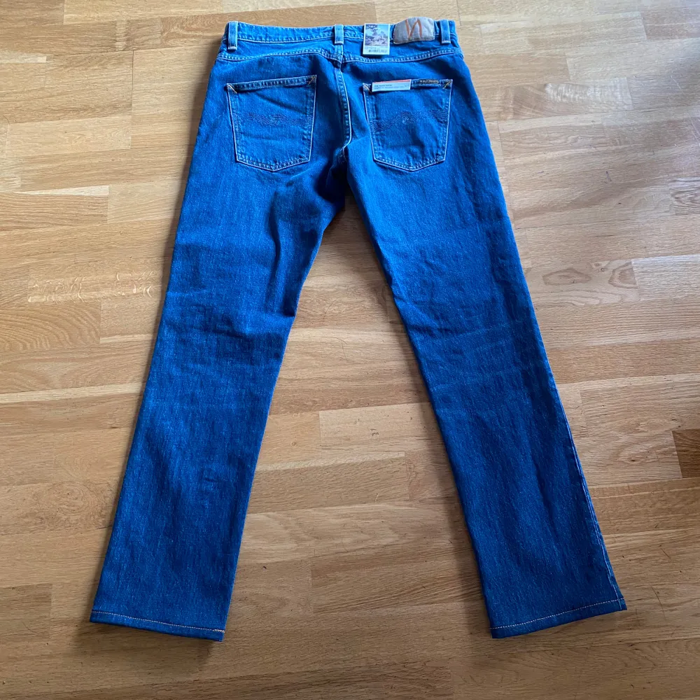 Helt nya nudie Jeans i modellen grim Tim. Storlek 31/32 men efter lite justeringar på längden så är måtten på innerben 75 cm, höft till byxans slut 100 cm. Frågor/funderingar så är det bara att skriva. Priset är ej hugget i sten.. Jeans & Byxor.