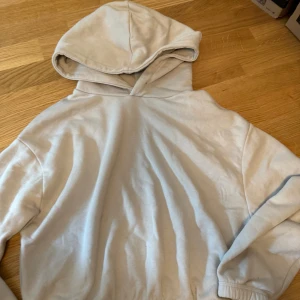 Croppad hoodie  - Använd kanske två gånger, så den är i fint skick.