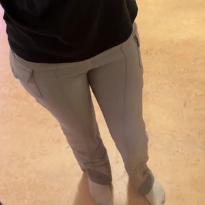 Gråa byxor🤍 - ALDRIG använda Väldigt fina Passar för alla outfits Ganska y2k