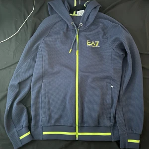 EA7 Armani tröja zip - Säljer då den inte används längre 