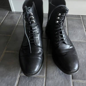 Boots - Boots från Kurt Geiger London. Använt skick med en defekt som visas på sista bilden.