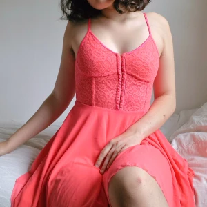 Neonrosa H&M-sovklänning 🌸 - Fin klänning/nattlinne från H&M 🌸 I perfekt skick! Ej genomskinlig. Kan öppnas framtill med spännena. Swipea för material -->  Hör gärna av er vid frågor!