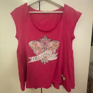 snygg t- shirt - En fin odd- molly tröja som säljs pågrund av att den är för stor💕 Ett pyttelitet hål på baksidan av tröjan som man inte märker av när man bär tröjan💕