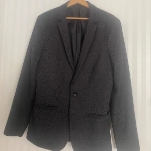 Kiomi Kavaj - Jättefin kavaj köpt från Zalando för ett par år sedan. Jag säljer den eftersom den inte passar mig längre. Den är verkligen som ny och den är i jättebra skick. Den är svart med små små prickar.