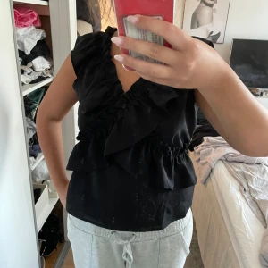 Svart Festtopp/blus  - Jätte fin blus! Vet ej vart den kommer ifrån då lappen är borta men den är nyskick så jag använt den 1 gång.