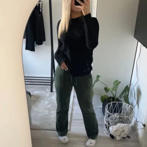 Juicy couture mjukis byxor  - Säljer ett par mörkgröna juicy couture mjukisbyxor då dom inte kommer till användning 💚