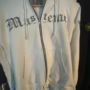 Masteme zip  - Rhinestone Hoodie i mycket fint skick, storlek S. Hör av dig vid minsta fundering!