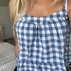 Rutig topp  - Säljer min söta rutiga sommartopp då det blivit för kort för mig. Mina initialer står på lappen i tröjan i turch, men det syns inte när man har den på sig🤍