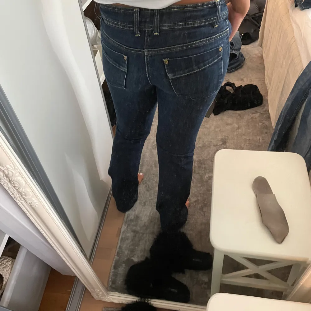 Jätte bra skick! Jeans från vinted! Skit snygga mdn har tyvär ingen användning för dom. Det står storlek 12 i! . Jeans & Byxor.