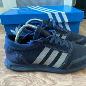 adidas los angeles sneakers  - Hej, säljer nu mina adidas skor som har inga skador alls. Används par gånger bara. Men passar 41 och 40,5