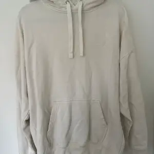 Vit hm hoodie i storlek M. Använd ett fåtal gånger. Väldigt bra skick. Den är i ett lite tjockare material än en vanlig hoodie. Den är lite benvit i färgen.