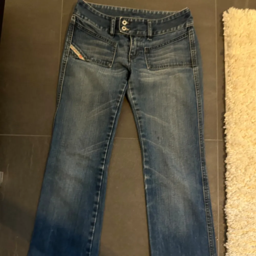 Ursnygga diesel jeans!! En tidigare ägare men i otroligt bra skick!! Aldrig  använda av mig utan bara testade!💘otroligt små i storleken jag är vanligtvis en 24 i midjan men behövde ta 26 i midjan. 33 längd, 36cm midjemått över, 81cm i innerbenslängd. Jeans & Byxor.