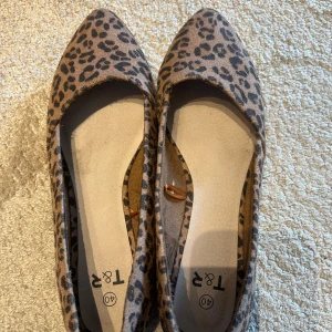 Leopardmönstrade ballerinaskor - Leopardmönstrade ballerinaskor i storlek 40!