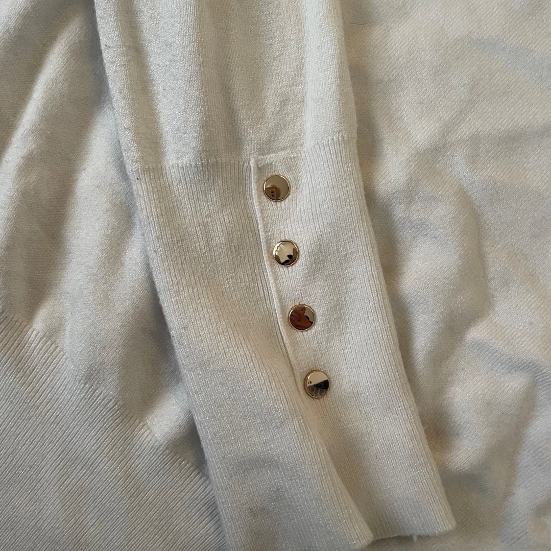 Långärmad tröja med guld detaljer  - 90