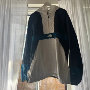 North face vindjacka  - En snygg vindjacka från North face som bara är använd ett fåtal gånger och som jag nu känner är dags att göra mig av med. 