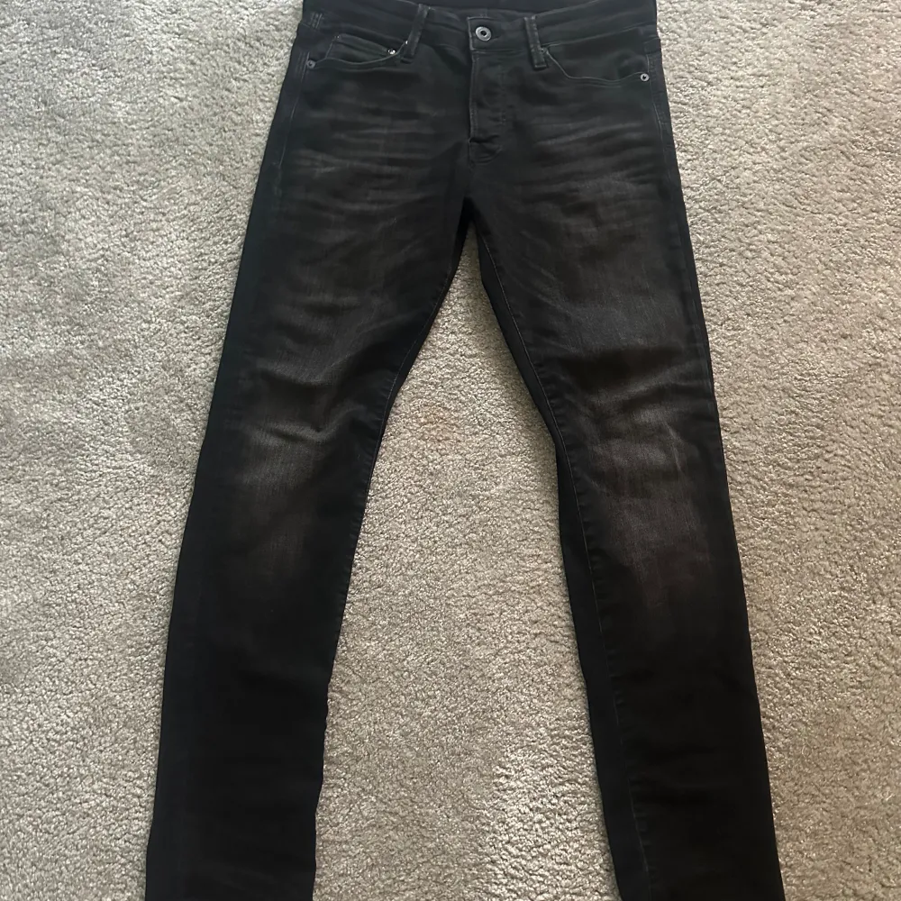 Ett par svarta Jack & Jones jeans. Helt oanvända och säljer för 399. Jeansen är i storlek 30/32.. Jeans & Byxor.