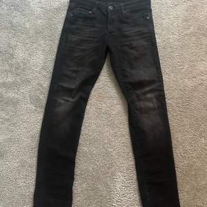 Ett par svarta Jack & Jones jeans. Helt oanvända och säljer för 399. Jeansen är i storlek 30/32.