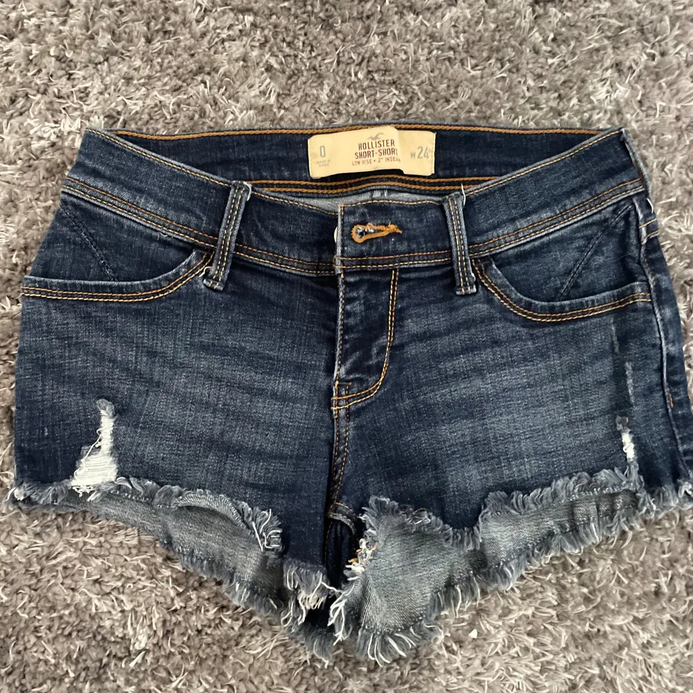 Superfina jeansshorts som knappt är använda. I storlek w24 (motsvarar xs/xxs). Hör av vid fler frågor eller funderingar🫶🏼🫶🏼. Shorts.