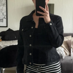 Jeans jacka - Jeans jacka ifrån Pull And Bear, det står storlek L i jackan, men den måste va fel märkt för den är mer mot XS/S i storlek, knappt använd så nästan helt oanvänd!🤍