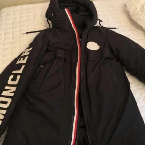 Moncler charnier parka  -  Tjena säljer nu denna moncler jacka som jag använt max 5 gånger, jackan är köpt på sc.hype i Jönköping så inget att vara orolig över, jackan har inga skador/fläckar och är precis som ny. Jackan är storlek S men passar i M också!