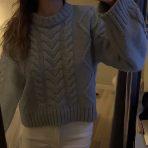 Stickad tröja - Blå kabelstickad tröja