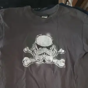 T-shirt med motiv av Stormtrooper från Star Wars. Storlek Medium