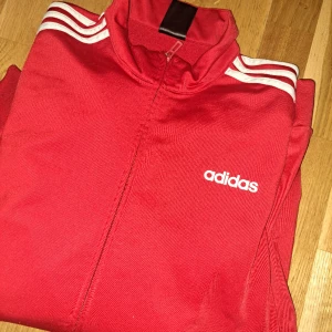 Adidas jacka | Herr | Large - Tröja från Adidas storlek large.  Begagnat skick, finns 2 mindre fläckar som jag ej försökt få bort se bild. 