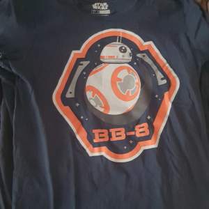 T-Shirt med motiv av BB-8 från Star Wars. Storlek Large