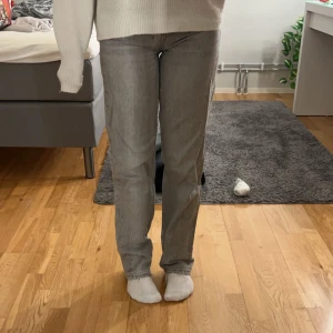 Gråa Gina jeans  - Jättefina Gina jeans som tyvärr börjar bli försmå i midjan för mig. Mycket bra skick. Inga hål eller fläckar💗