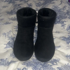 Oanvända Fake uggs  - Snygga ”fake uggs” från lager 157. Säljer då jag redan har ett fungerande par. Köpta för 200kr. Slutsålda just nu och väldigt ofta. Stl 38/39. Kontakta innan du trycker på köp nu💖