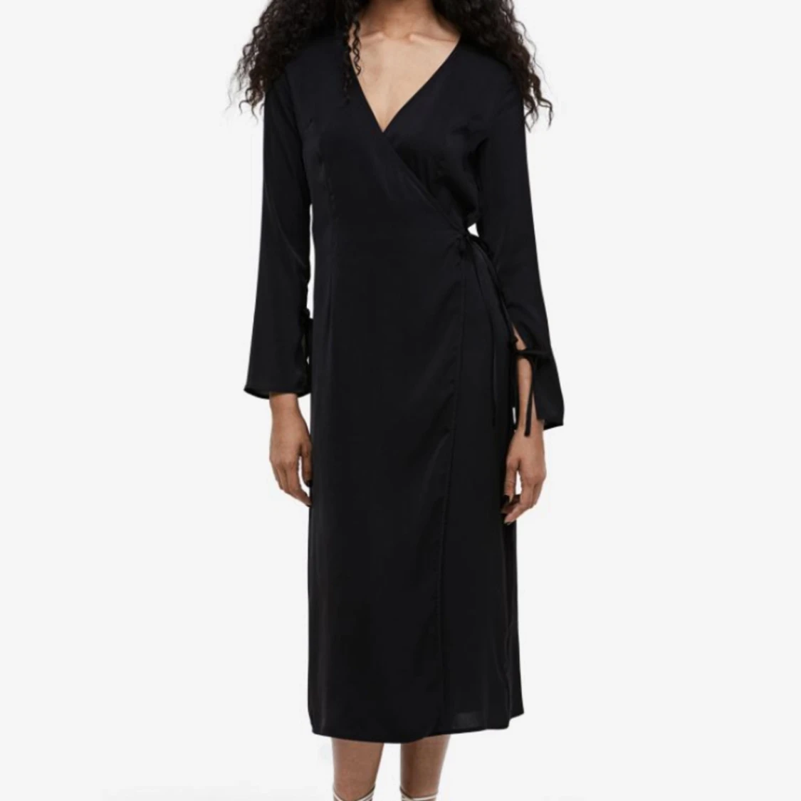 Omlottklänning i satin - 90