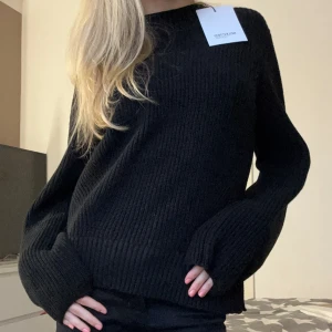 svart selected tröja!! - en helt oanvänd tjocktröja från selected femme!! lappen sitter kvar och säljer då den aldrig kom till användning 💓perfekt till i princip vad som helst, men rekommenderar tillsammans med mönstrade byxor 😍köpt för 650kr därav priset.💓