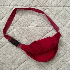 röd midjeväska/crossbody bag - Snygg midjeväska, trasigt band som går att laga lätt med lite nål och tråd